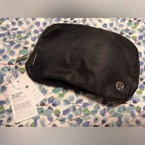 Lululemon Everywhere belt bag 1L，black